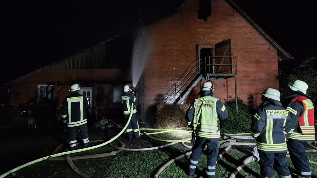FW Lüchow-Dannenberg: +++Schnelles Eingreifen der Einsatzkräfte verhindert größere Schäden bei Terrassenbrand in Seedorf bei Dannenberg+++ - Foto: presseportal.de