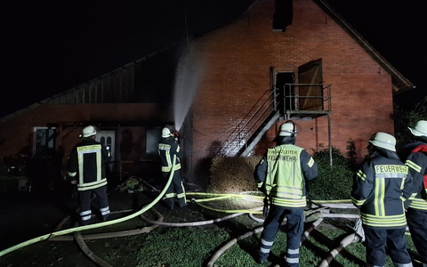 FW Lüchow-Dannenberg: +++Schnelles Eingreifen der Einsatzkräfte verhindert größere Schäden bei Terrassenbrand in Seedorf bei Dannenberg+++ - Foto: presseportal.de