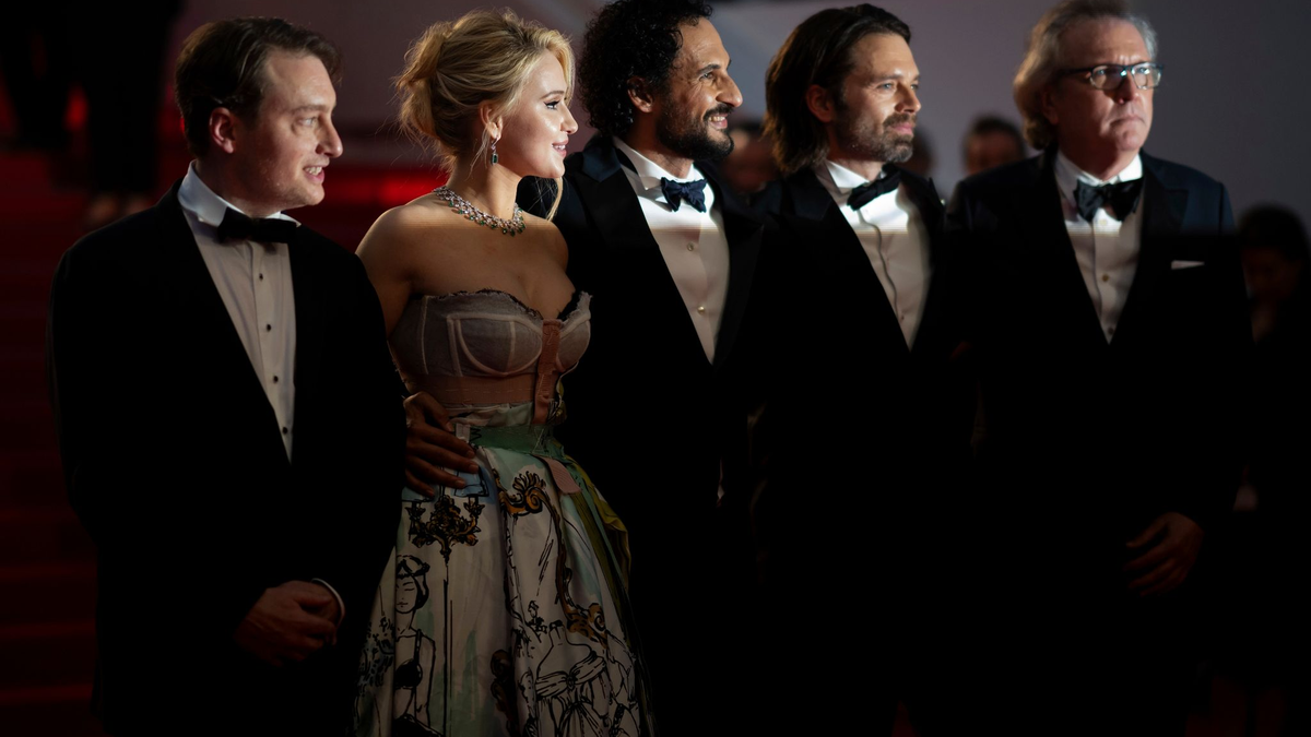 Gabriel Sherman (l-r), Maria Bakalova, Regisseur Ali Abbasi, Sebastian Stan und Martin Donovan nach der Premiere des Films «The Apprentice» in Cannes. - Foto: Scott A Garfitt/Invision/AP/dpa