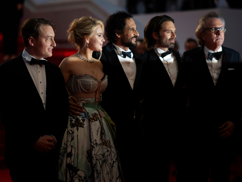 Gabriel Sherman (l-r), Maria Bakalova, Regisseur Ali Abbasi, Sebastian Stan und Martin Donovan nach der Premiere des Films «The Apprentice» in Cannes. - Foto: Scott A Garfitt/Invision/AP/dpa