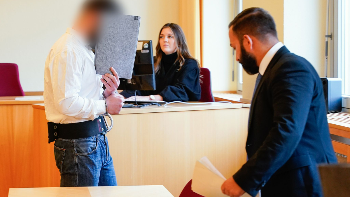 Einer der Angeklagten im Verhandlungssaal des Amtsgerichts Ludwigshafen. - Foto: Uwe Anspach/dpa