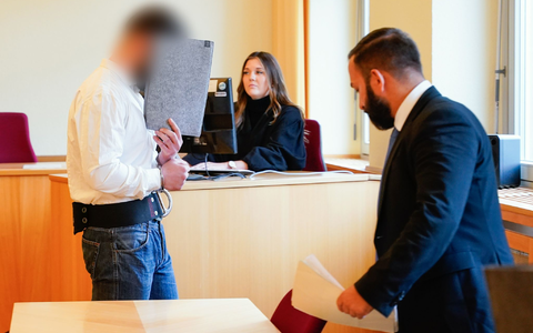 Einer der Angeklagten im Verhandlungssaal des Amtsgerichts Ludwigshafen. - Foto: Uwe Anspach/dpa
