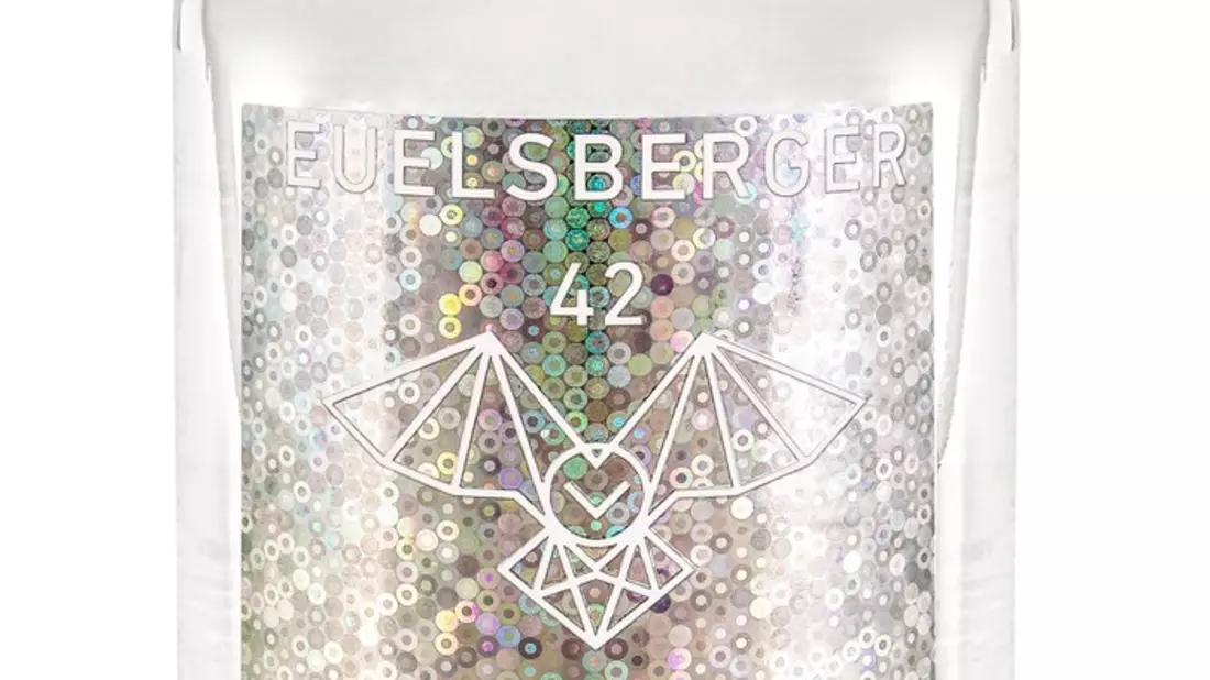 EUELSBERGER BRENNEREI destilliert weltweit ersten KI-generierten Gin #42 AI / Countdown zum Towel Day am 25. Mai 2024 - Bild: presseportal.de