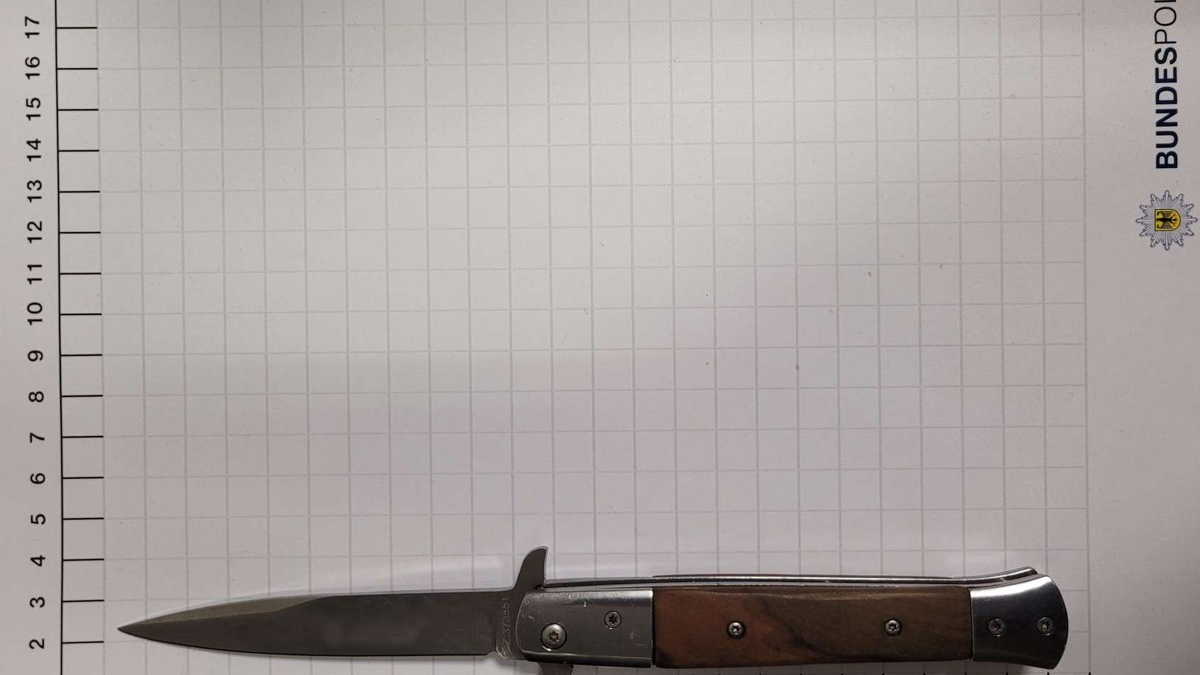 BPOL NRW: Bundespolizei stellt 19-Jährigen mit Springmesser - Foto: presseportal.de