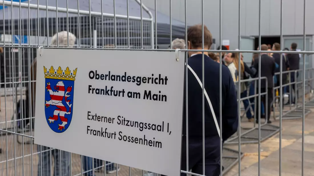 In Frankfurt hat der Prozess gegen die mutmaßliche «Reichsbürger»-Gruppe um Prinz Reuß begonnen. - Bild: Helmut Fricke/dpa