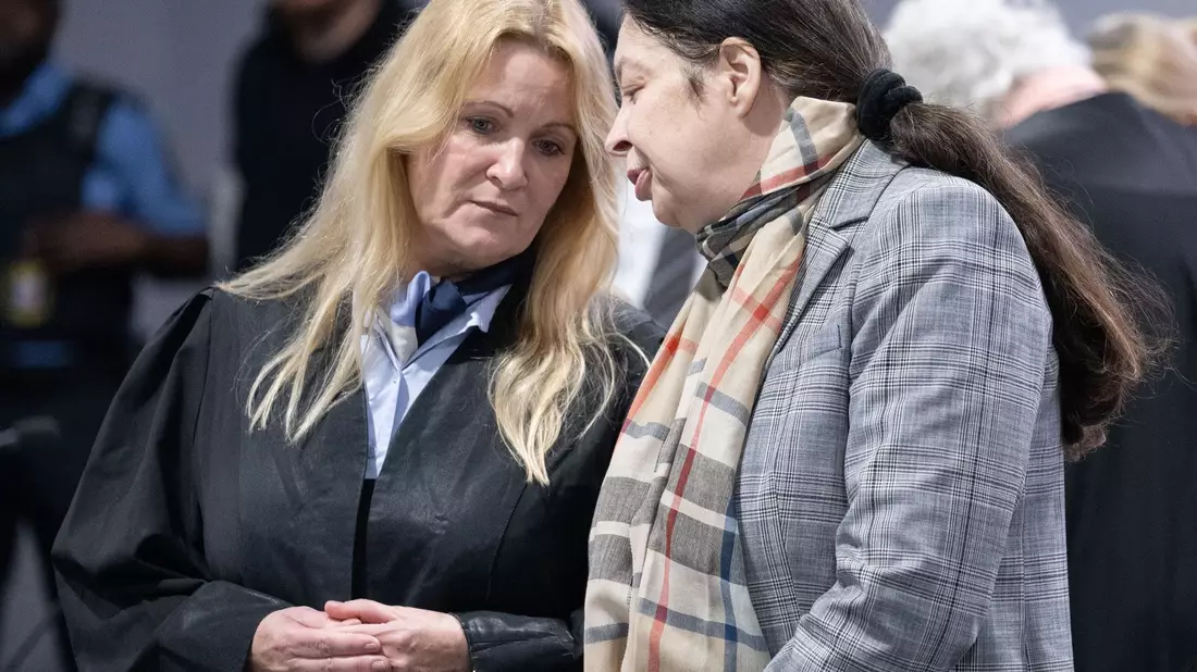Für das Ressort Justiz hätte laut der Anklage die ehemalige Berliner Richterin und frühere AfD-Bundestagsabgeordnete Birgit Malsack-Winkemann (r) zuständig sein sollen. - Bild: Boris Roessler/dpa-Pool/dpa