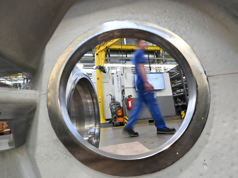 Die Bestellungen im Maschinenbau ziehen an (Archivbild) - Foto: Bernd Weißbrod/dpa