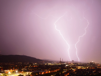 Zwei Blitze entladen sich bei einem  Gewitter über Stuttgart. - Foto: Andreas Rosar/dpa
