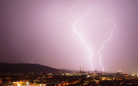 Zwei Blitze entladen sich bei einem  Gewitter über Stuttgart. - Foto: Andreas Rosar/dpa