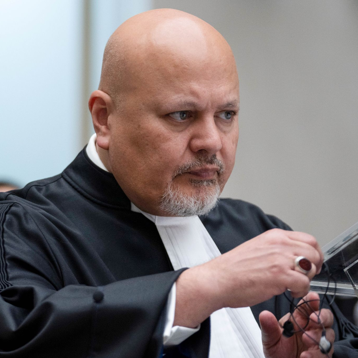Karim Khan ist Chefankläger des Internationalen Strafgerichtshofes. - Foto: Peter Dejong/AP/dpa