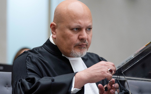 Karim Khan ist Chefankläger des Internationalen Strafgerichtshofes. - Foto: Peter Dejong/AP/dpa