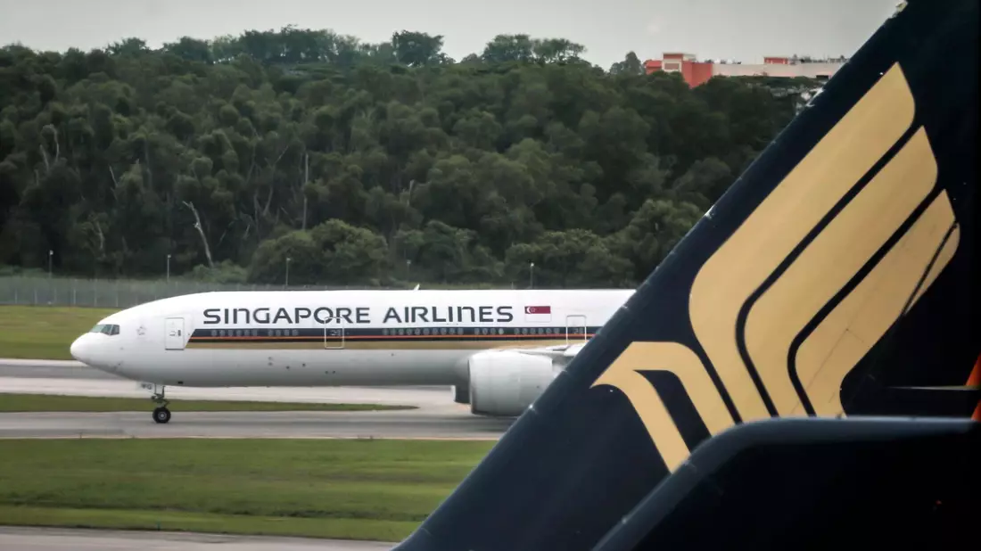 Eine Boeing 777 von Singapore Airlines auf dem Flughafen von Singapur (Archivbild). - Bild: Wallace Woon/dpa