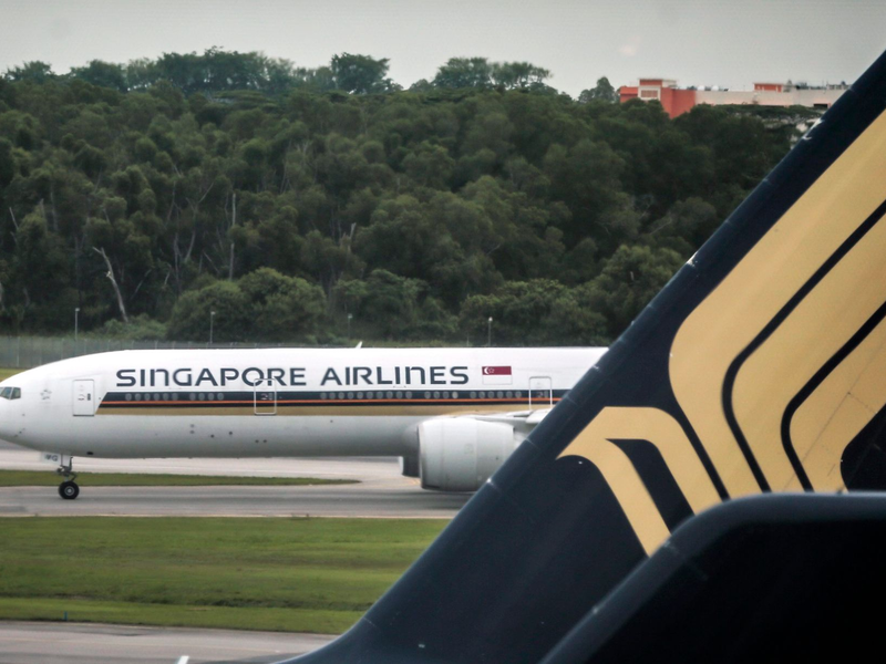 Eine Boeing 777 von Singapore Airlines auf dem Flughafen von Singapur (Archivbild). - Foto: Wallace Woon/dpa