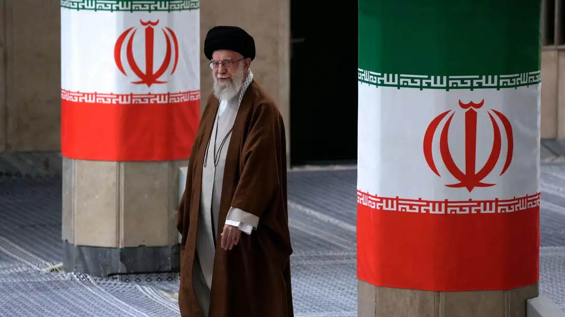 «Symbolische spirituelle Figur in der schiitischen Welt»: Der iranische Religionsführer Ajatollah Chamenei. (Archvbild) - Bild: Vahid Salemi/AP/dpa