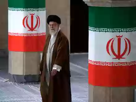 Trat mit neuen Drohungen gegen die USA an die Öffentlichkeit: Iran Religionsführer Ajatollah Ali Chamenei. - Foto: Vahid Salemi/AP/dpa