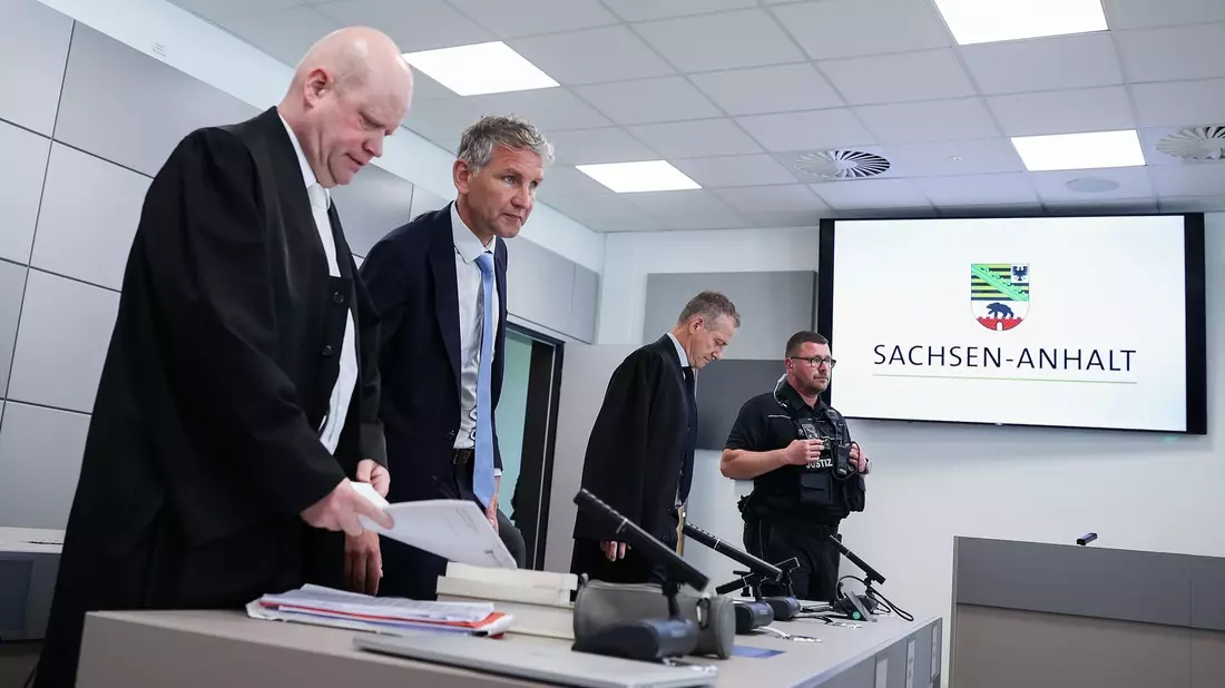 Das Landgericht Halle hatte Björn Höcke im Mai wegen des Verwendens von Kennzeichen verfassungswidriger und terroristischer Organisationen bereits verurteilt. - Bild: Ronny Hartmann/AFP Pool/dpa