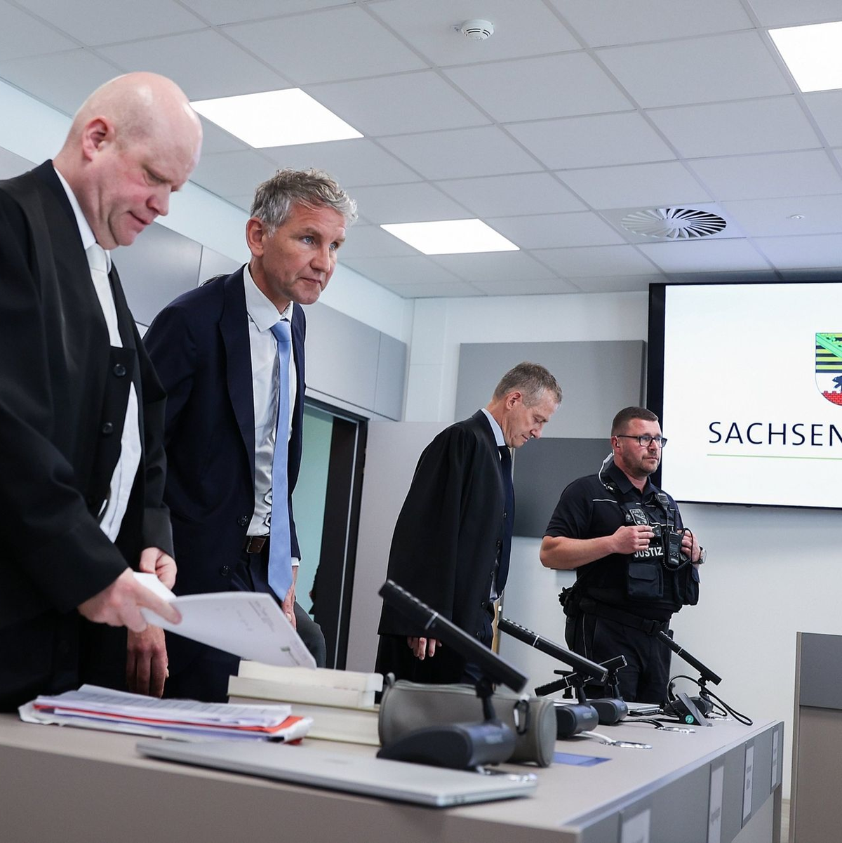 Das Landgericht Halle hatte Björn Höcke im Mai wegen des Verwendens von Kennzeichen verfassungswidriger und terroristischer Organisationen bereits verurteilt. - Foto: Ronny Hartmann/AFP Pool/dpa