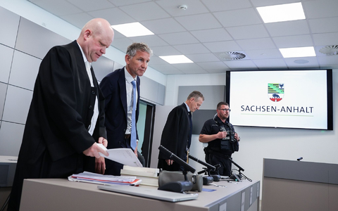 Das Landgericht Halle hatte Björn Höcke im Mai wegen des Verwendens von Kennzeichen verfassungswidriger und terroristischer Organisationen bereits verurteilt. - Foto: Ronny Hartmann/AFP Pool/dpa