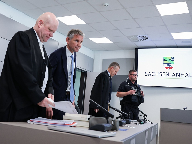 Das Landgericht Halle hatte Björn Höcke im Mai wegen des Verwendens von Kennzeichen verfassungswidriger und terroristischer Organisationen bereits verurteilt. - Foto: Ronny Hartmann/AFP Pool/dpa