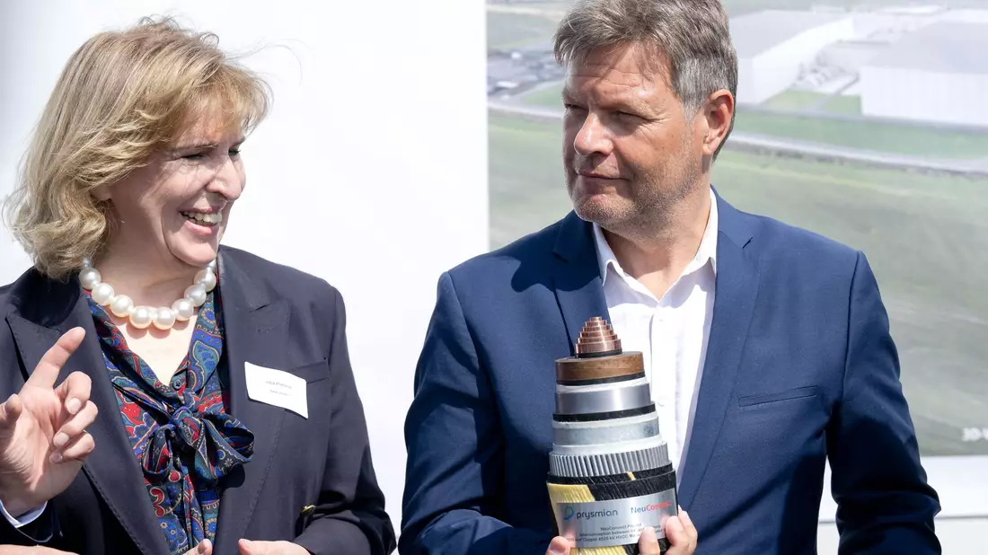 Bundeswirtschaftsminister Robert Habeck und Julia Prescot, die Vorsitzende der Projektgesellschaft Neuconnect, in Wilhelmshaven. - Bild: Sina Schuldt/dpa