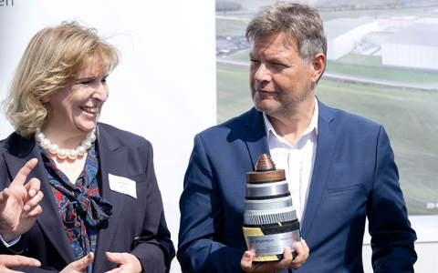 Bundeswirtschaftsminister Robert Habeck und Julia Prescot, die Vorsitzende der Projektgesellschaft Neuconnect, in Wilhelmshaven. - Foto: Sina Schuldt/dpa