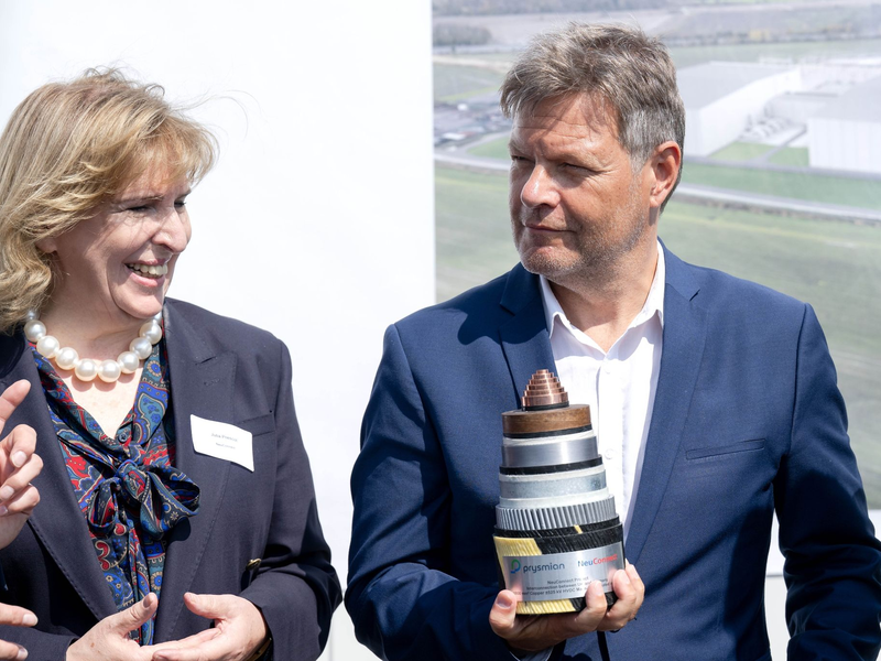 Bundeswirtschaftsminister Robert Habeck und Julia Prescot, die Vorsitzende der Projektgesellschaft Neuconnect, in Wilhelmshaven. - Foto: Sina Schuldt/dpa