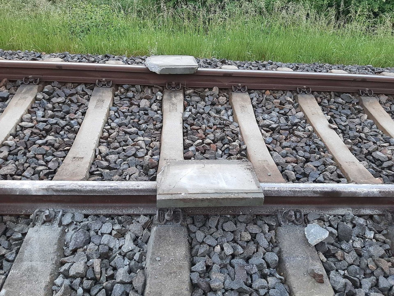 BPOLI MD: Zeugenaufruf der Bundespolizei: Unbekannte legen gleich zweimal Betonplatten in die Gleise - Foto: presseportal.de