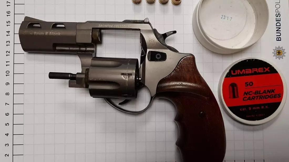 BPOL NRW: Nach Drohung gegen Bahnmitarbeiter - Bundespolizei stellt Schreckschussrevolver sicher - Bild: presseportal.de