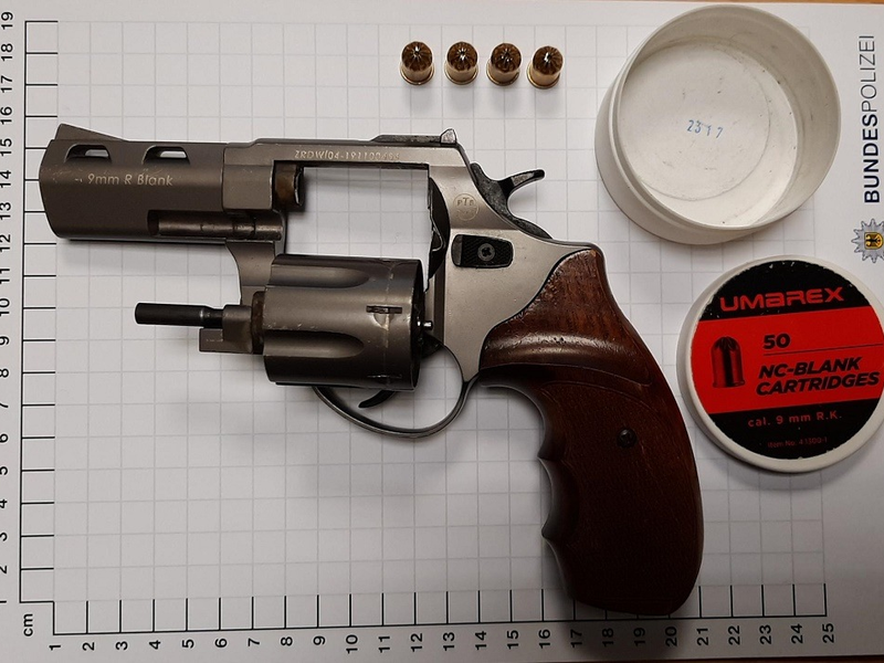 BPOL NRW: Nach Drohung gegen Bahnmitarbeiter - Bundespolizei stellt Schreckschussrevolver sicher - Foto: presseportal.de