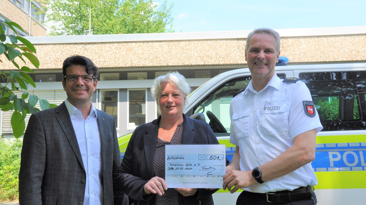 POL-CE: 501 Euro für den guten Zweck - Erlös aus Konzert des Polizeiorchesters an das Frauenhaus übergeben - Foto: presseportal.de