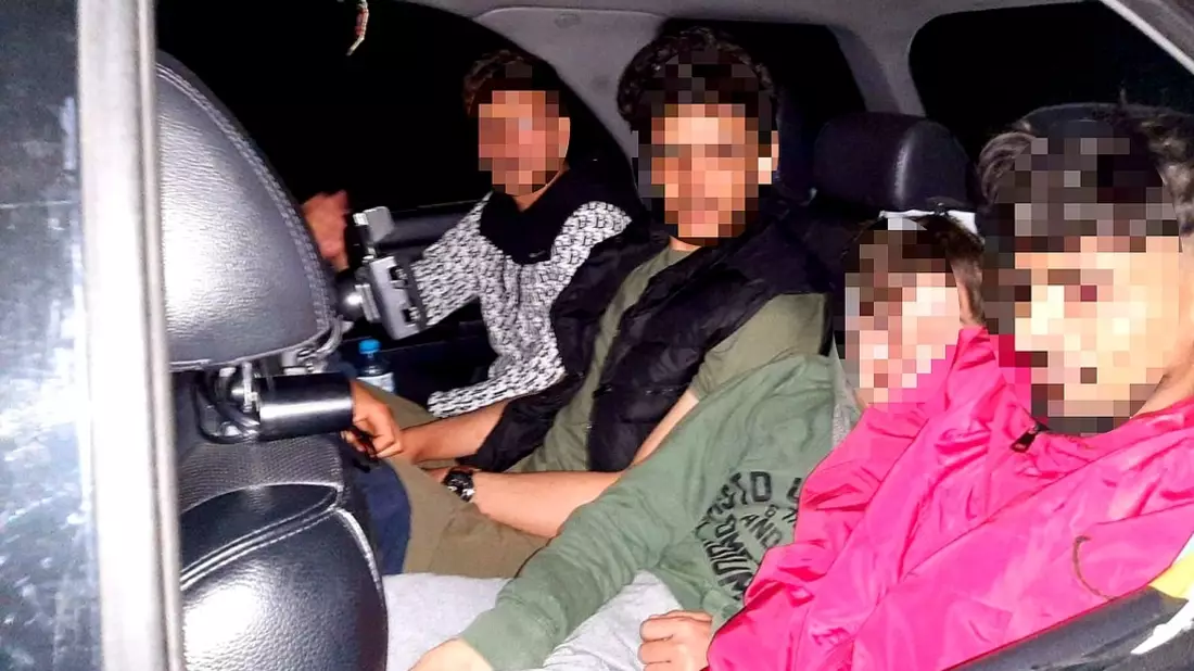Bundespolizeidirektion München: Mutmaßliche Schleuser an B2 gefasst / Junge muss von Slowenien bis Deutschland auf Mittelkonsole sitzen - Bild: presseportal.de