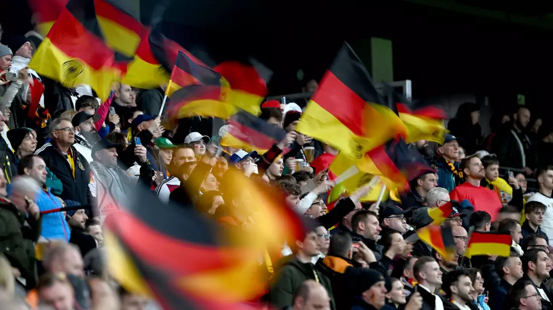 Fans feuern die deutsche Mannschaft an: Besonders gefragt sind vor der Heim-EM Fanartikel. - Bild: Arne Dedert/dpa