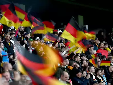Fans feuern die deutsche Mannschaft an: Besonders gefragt sind vor der Heim-EM Fanartikel. - Foto: Arne Dedert/dpa