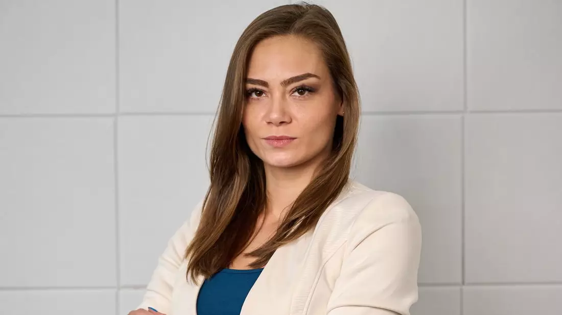 Chaos in Vertriebsstrukturen: Sabrina Nennemann von der SHRS Consulting GmbH zeigt, wie Door-to-Door-Agenturen systemische Probleme bewältigen und endlich mehr Umsatz generieren - Bild: presseportal.de