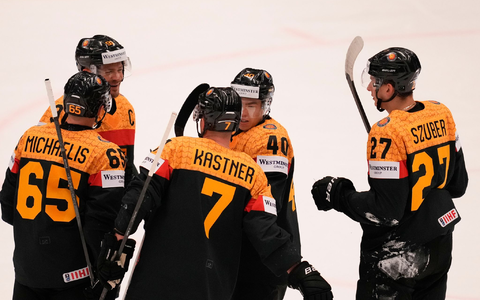 Die deutschen Spieler feiern den Erfolg gegen Frankreich. - Foto: Darko Vojinovic/AP/dpa