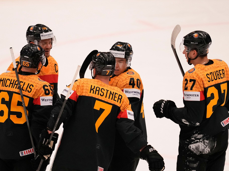 Die deutschen Spieler feiern den Erfolg gegen Frankreich. - Foto: Darko Vojinovic/AP/dpa