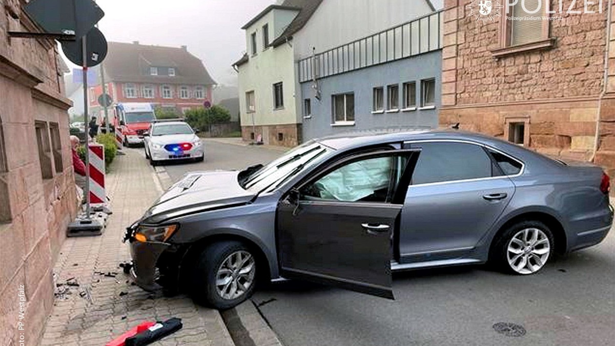 POL-PPWP: Gegen Hausecke gekracht - Foto: presseportal.de