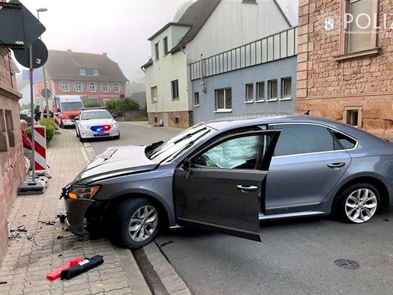 POL-PPWP: Gegen Hausecke gekracht - Foto: presseportal.de