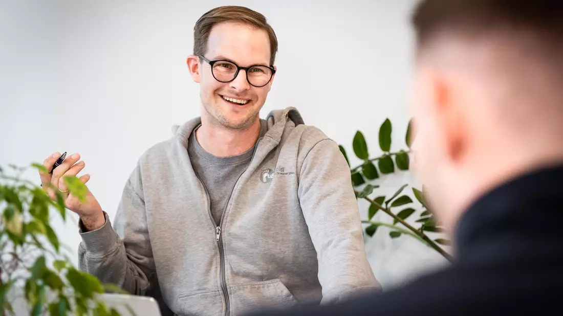 Frederic Schulmeister von Fußkundig zeigt moderne Recruiting-Strategien für Podologen: Erfolg durch Unternehmensidentität und Social Media - Bild: presseportal.de