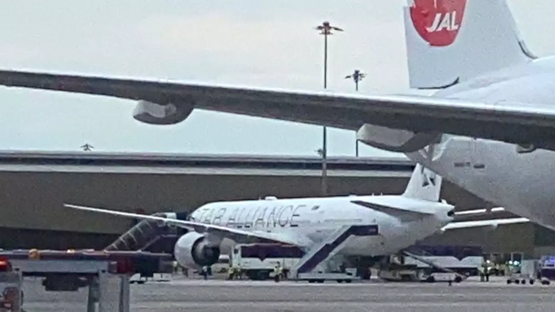 Nach ihrer Notlandung steht die Boeing 777-300ER der Singapore Airlines auf dem Rollfeld in Bangkok. - Bild: Pongsakorn Rodphai/Pongsakorn Rodphai/AP