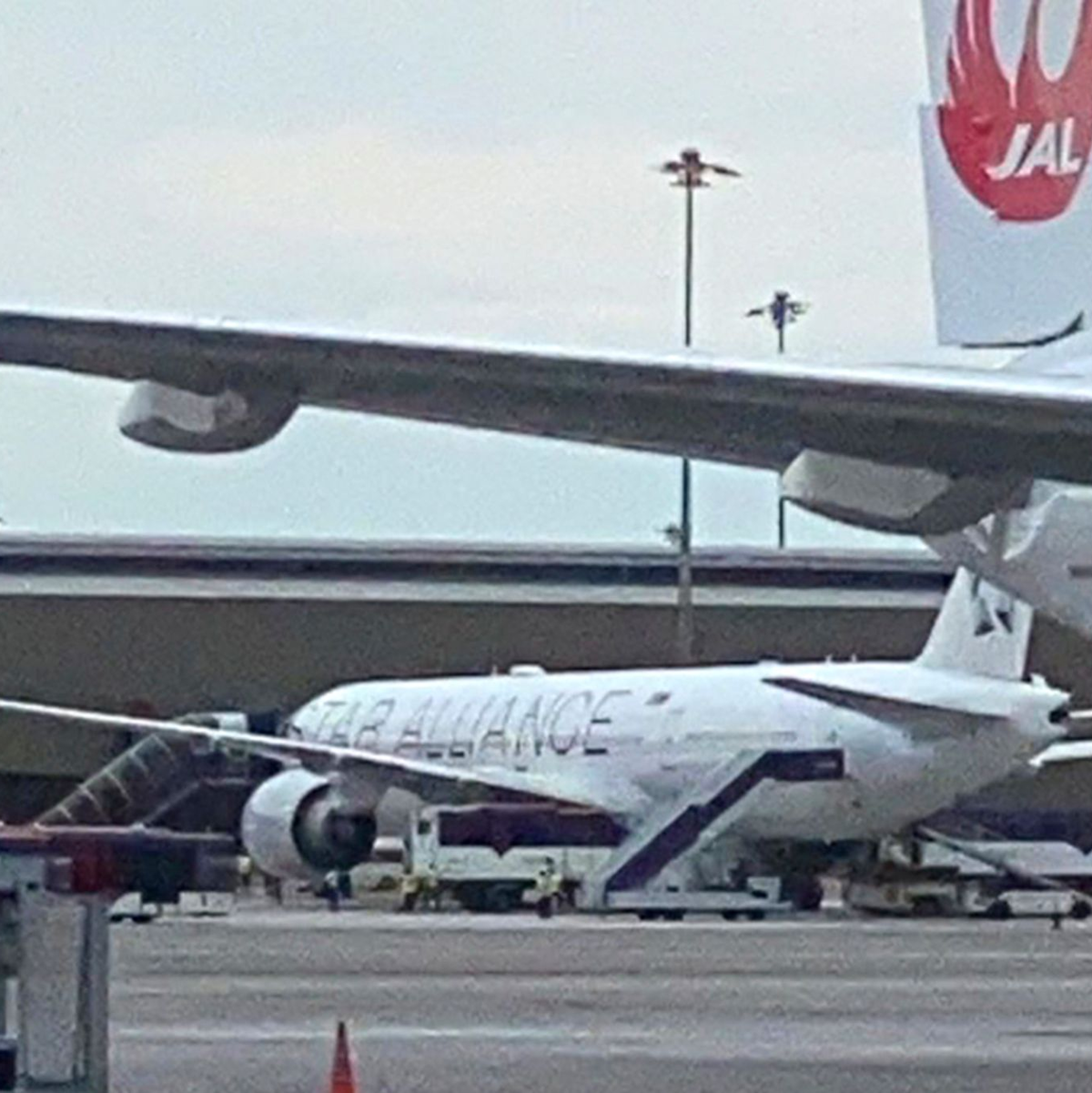 Nach ihrer Notlandung steht die Boeing 777-300ER der Singapore Airlines auf dem Rollfeld in Bangkok. - Foto: Pongsakorn Rodphai/Pongsakorn Rodphai/AP