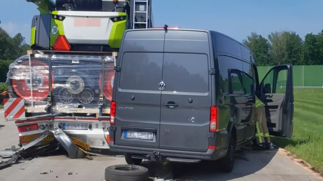FW Bremerhaven: Zusammenstoß auf der Autobahn - Bild: presseportal.de