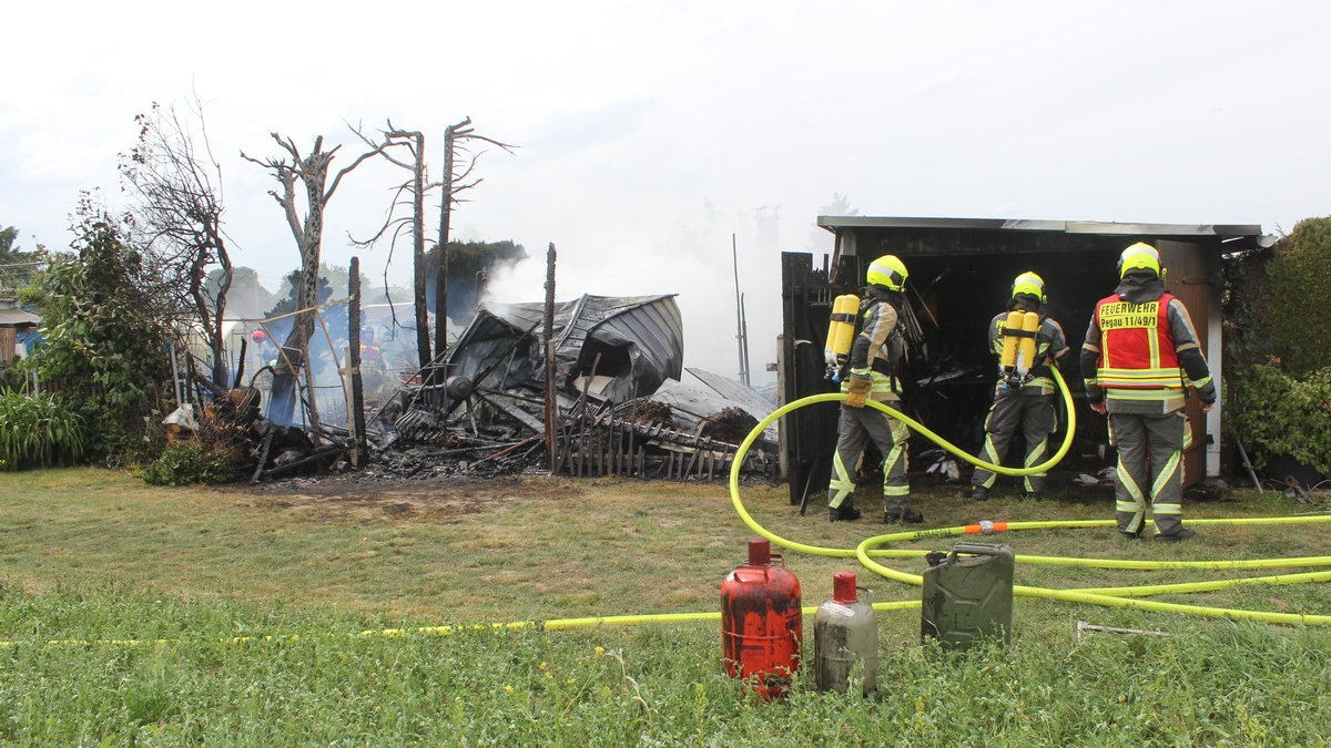 FW LK Leipzig: Gartenlaubenbrand in Zwenkau - Foto: presseportal.de