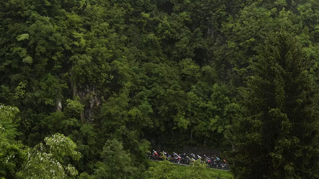 Radfahrer treten in die Pedale während der 16. Etappe des Giro d'Italia von Livigno nach Santa Cristina Val Gardena (Monte Pana). - Bild: Fabio Ferrari/LaPresse/AP