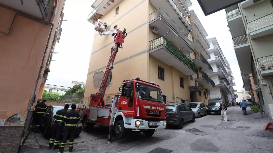 Straßen sind nach heftigen Erdstößen am Vortag noch gesperrt. - Bild: Napolipress/IPA via ZUMA Press/dpa