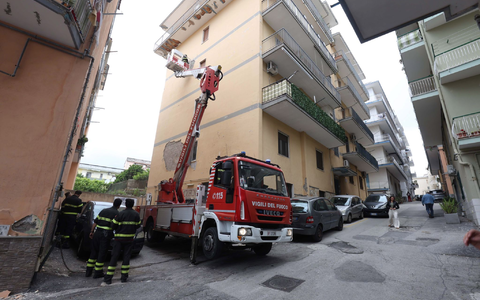 Straßen sind nach heftigen Erdstößen am Vortag noch gesperrt. - Foto: Napolipress/IPA via ZUMA Press/dpa