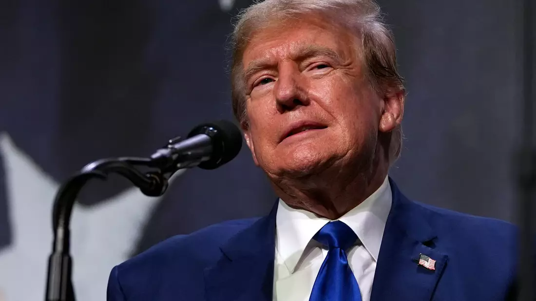 Im Wahlkampf bedient sich Donald Trump regelmäßig radikaler Rhetorik, tut sich mit rassistischen Aussagen hervor und hetzt gegen Minderheiten. - Bild: Abbie Parr/AP