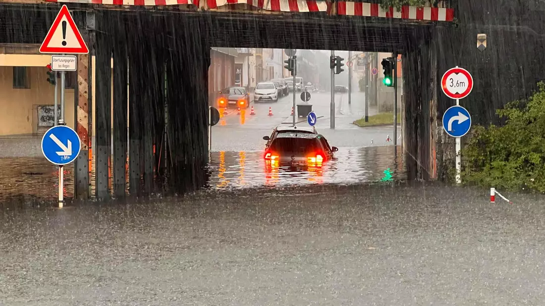 Starke Regenfälle haben auch in Oberfranken für überflutete Straßen gesorgt. - Bild: News5 / Ferdinand Merzbach/NEWS5/dpa