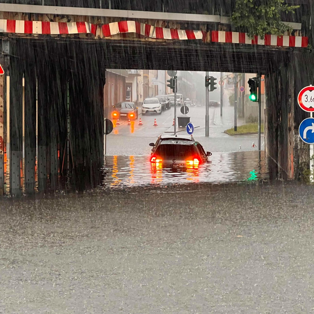 Starke Regenfälle haben auch in Oberfranken für überflutete Straßen gesorgt. - Foto: News5 / Ferdinand Merzbach/NEWS5/dpa