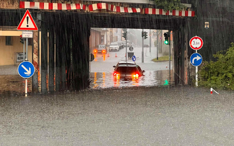 Starke Regenfälle haben auch in Oberfranken für überflutete Straßen gesorgt. - Foto: News5 / Ferdinand Merzbach/NEWS5/dpa